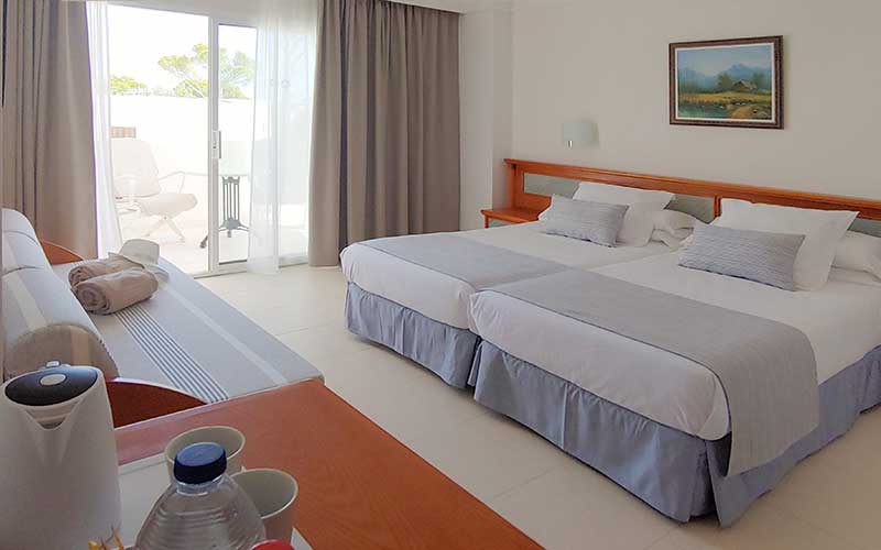 hotel rocamarina superior zimmer mit blick auf den pool bett superior zimmer mit blick auf den pool bett hotel rocamarina