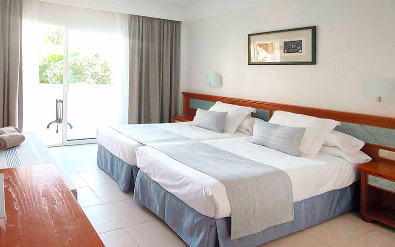 habitacion estandar vistas cama hotel rocamarina habitacion estandar cama hotel rocamarina