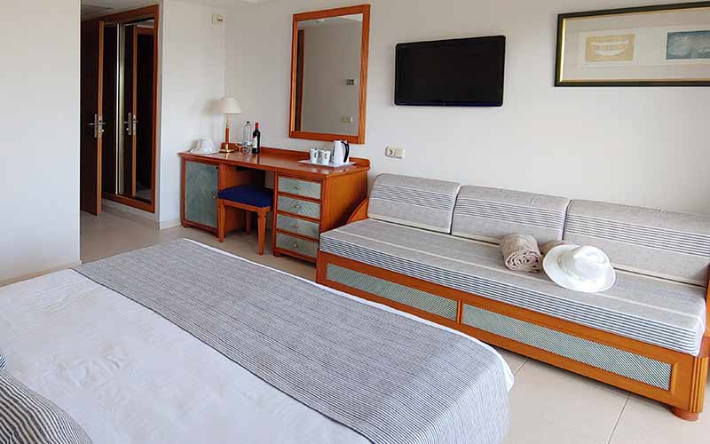 habitacion superior vista mar vistas cama hotel rocamarina habitacion superior vista mar cama hotel rocamarina