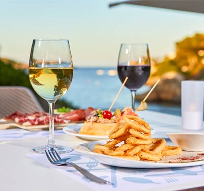 servicio de restaurante en hotel rocamarina mallorca