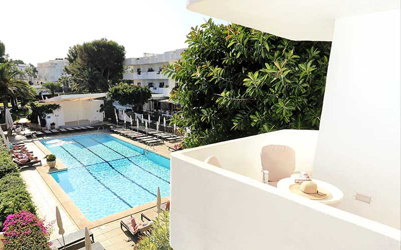 bed superior room pool view hotel rocamarina