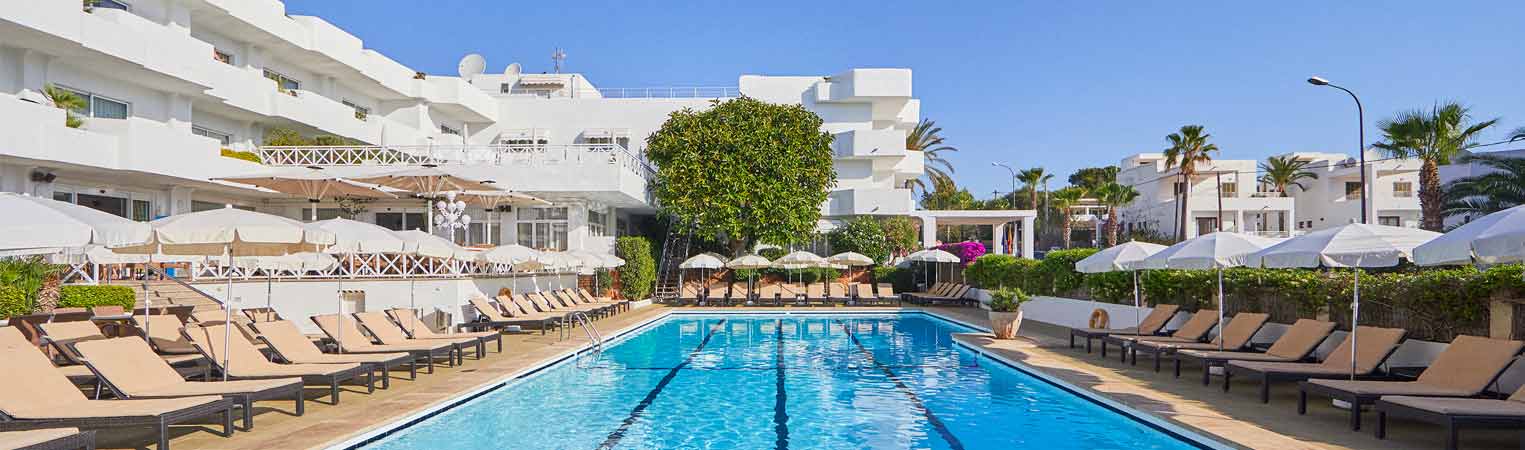 Swimming pool with a solarium hotel rocamarina mallorca Swimming pool with a solarium hotel rocamarina