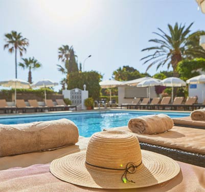 swimming pool service at the hotel rocamarina mallorca