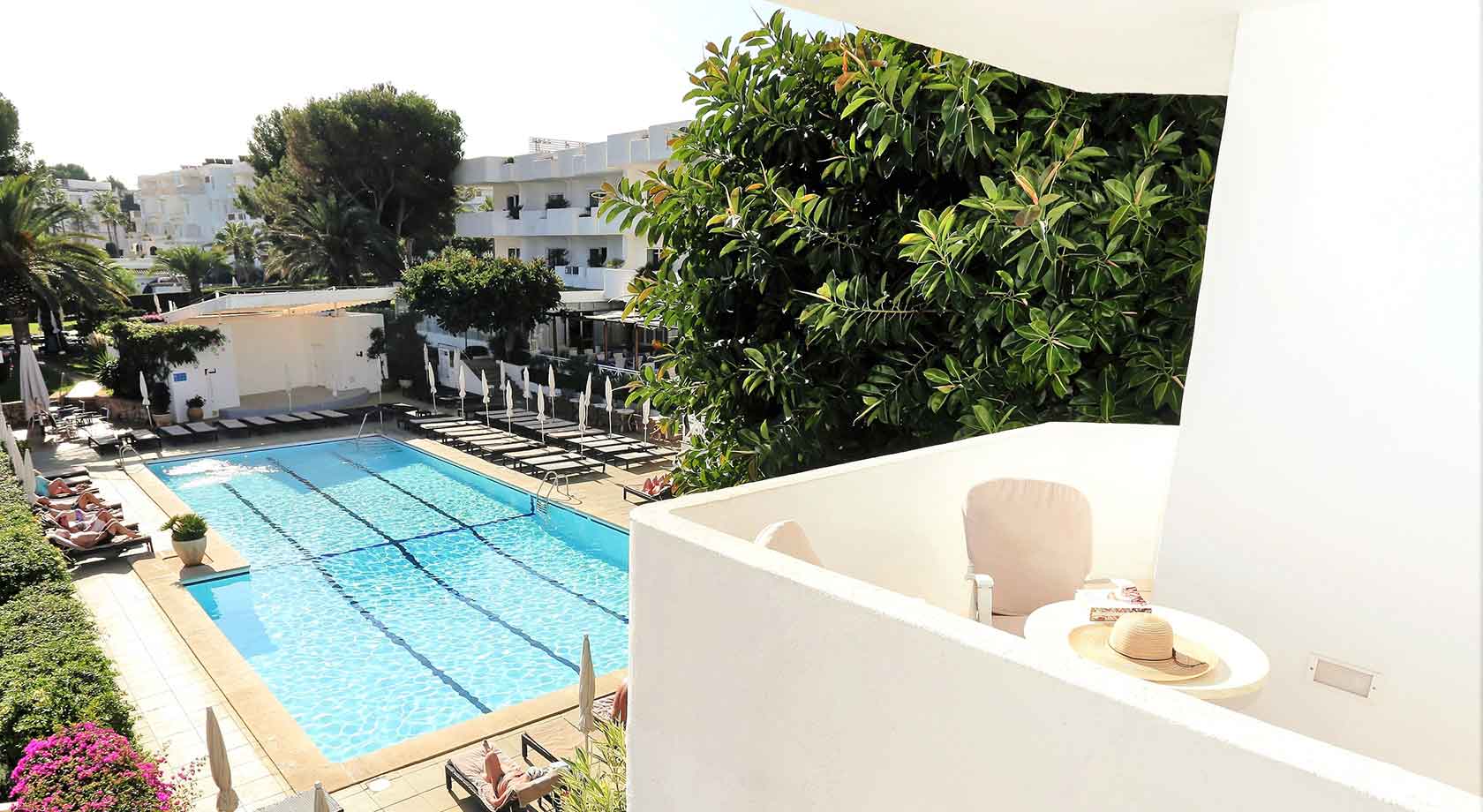 chambre supérieure avec vue sur la piscine de hotel rocamarina chambre supérieure avec vue sur la piscine de hotel rocamarina