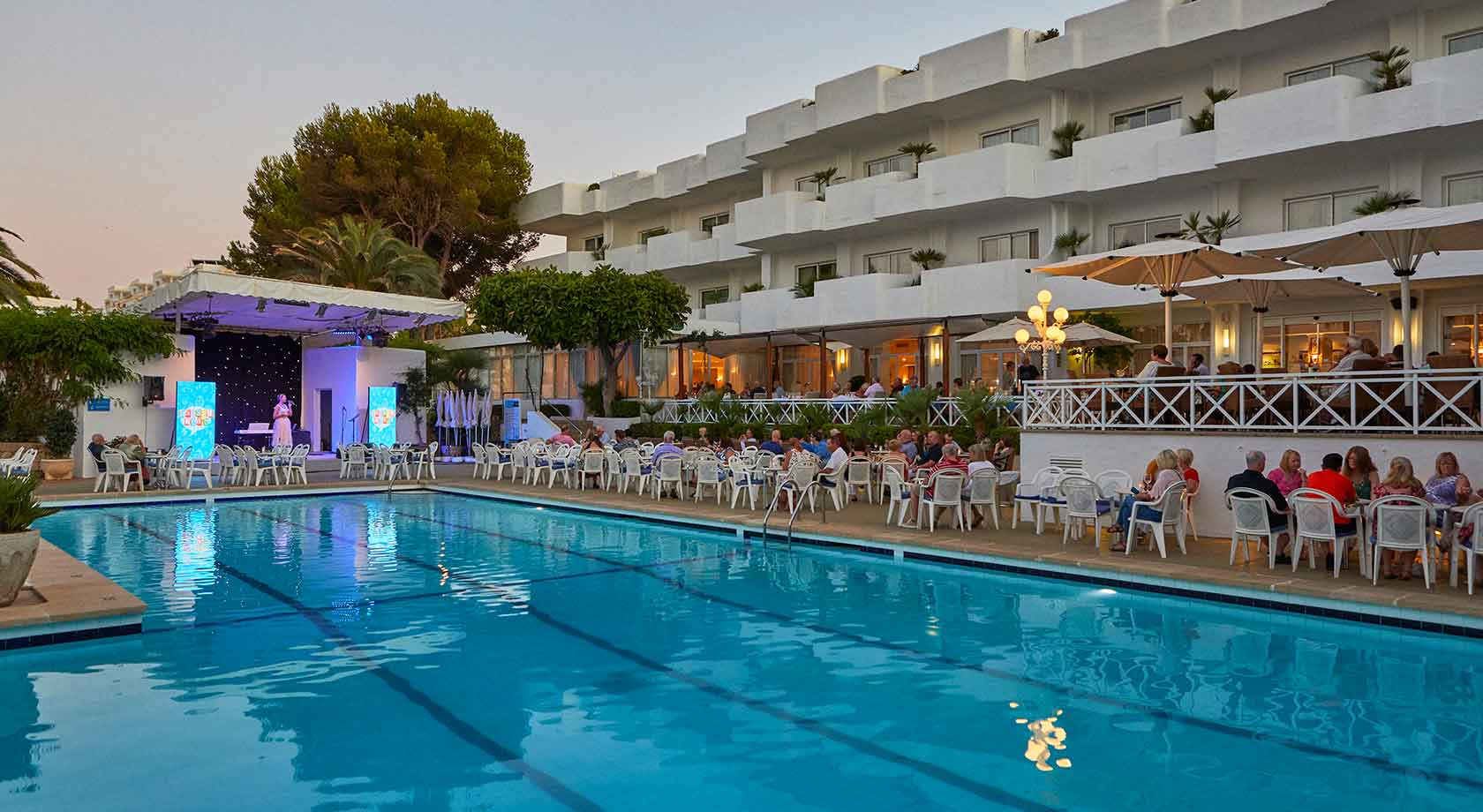 vue de la piscine de nuit de hotel rocamarina vue de la piscine de nuit de hotel rocamarina